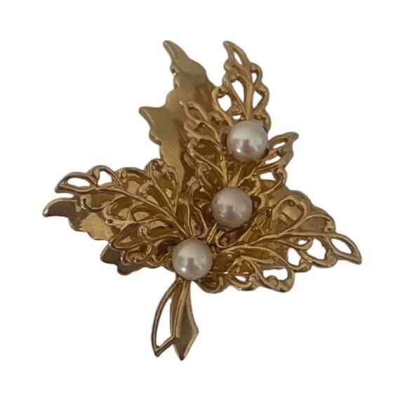 Jewelry - Vintage Gold Tone and Faux Pearl Leaf Brooch Pin
